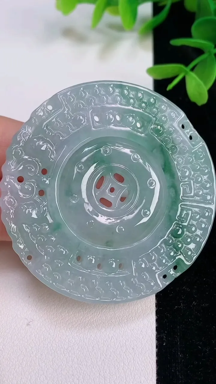 天然A货翡翠雕花母子平安扣吊坠，尺寸56.7-5，重量:34.36g
7月12日
