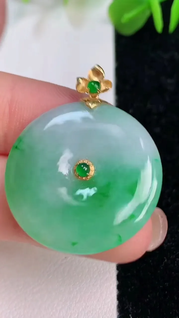 天然A货翡翠平安扣吊坠，尺寸27-3.8，重量:6.25g
7月12日