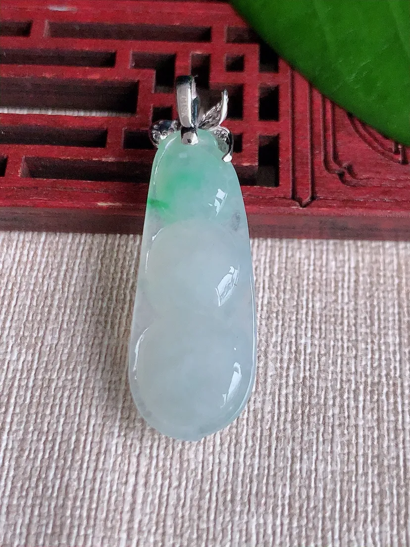 天然A货翡翠18K金伴飘绿四季豆福豆平安豆吊坠尺寸41.6×35.6×13.5×8m量6.83g 0