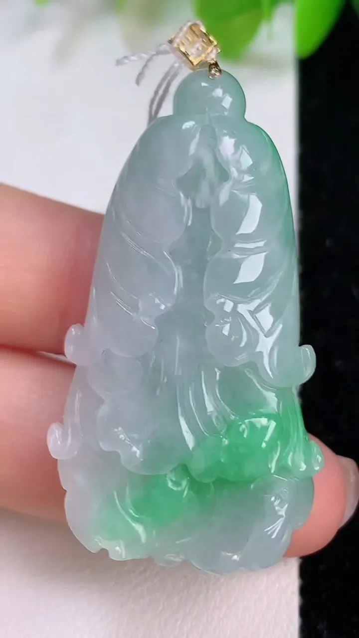 天然A货翡翠白菜吊坠，尺寸47-25.7-10.6，重量:20.00g
7月12日