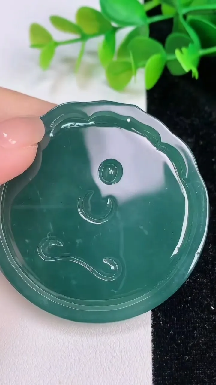 天然A货翡翠蓝水观音菩萨吊坠，尺寸50.2-7，重量:51.46g
7月12日
