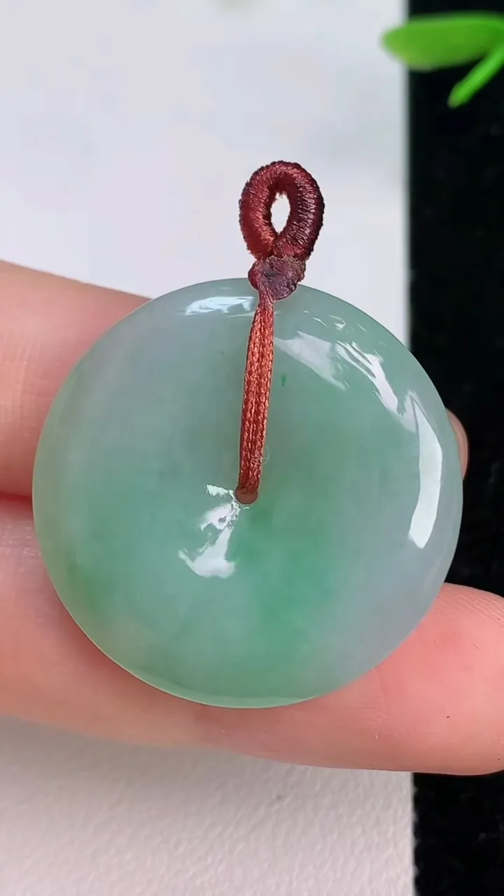 天然A货翡翠平安扣吊坠，尺寸28.3-4.5，重量7.45g
7月12日