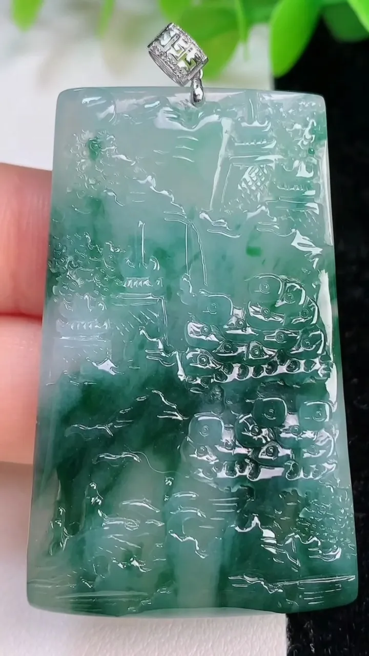 天然A货翡翠18k金飘花山水牌吊坠，尺寸51.4-31.8-4.2，重量:19.39g
7月12日