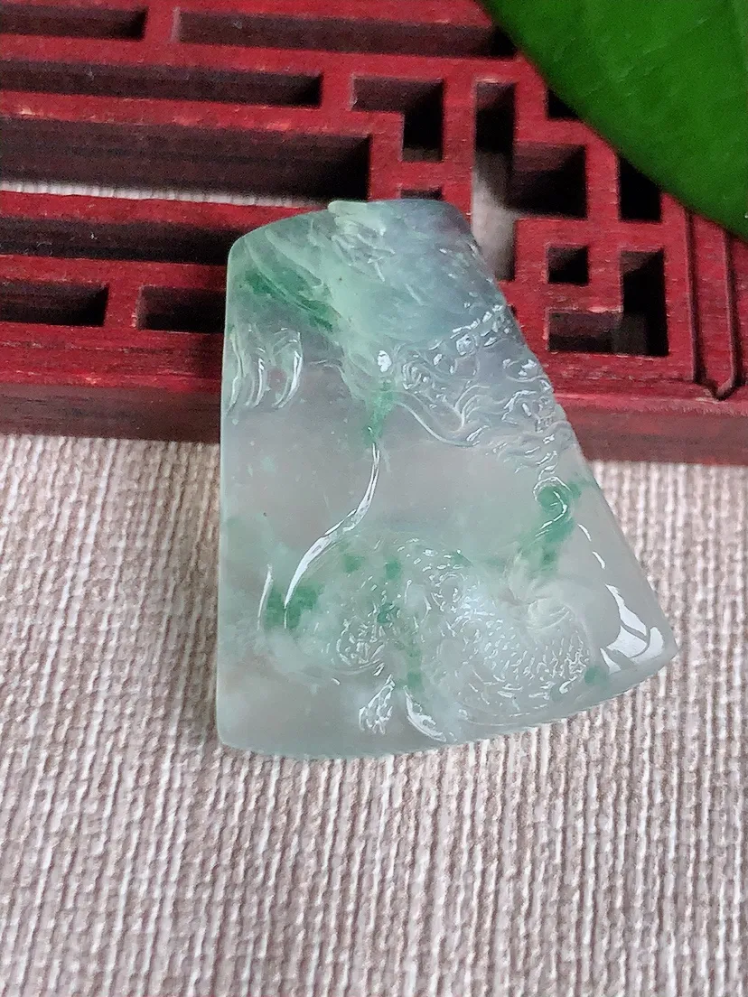 天然A货翡翠飘花龙牌吊坠尺寸31.4×24.7×3.6m量6.53g 0710