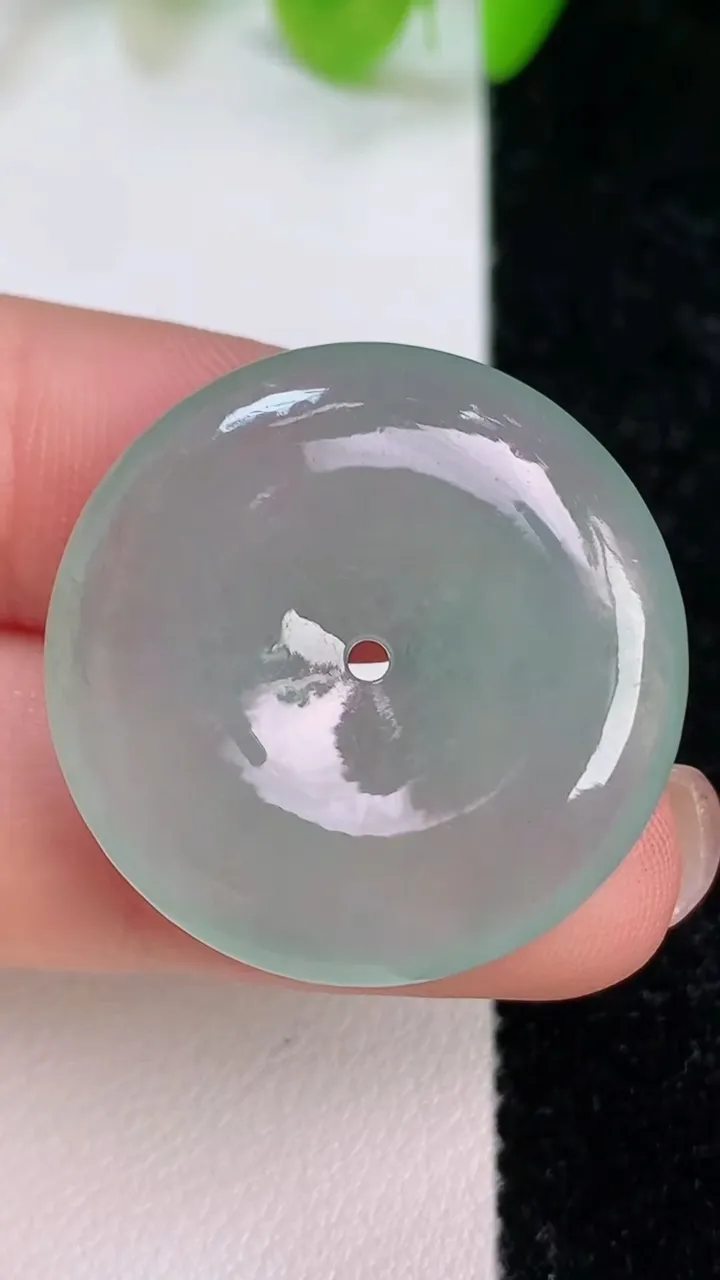 天然A货翡翠平安扣吊坠，尺寸27-5.4，重量:8.13g
7月12日