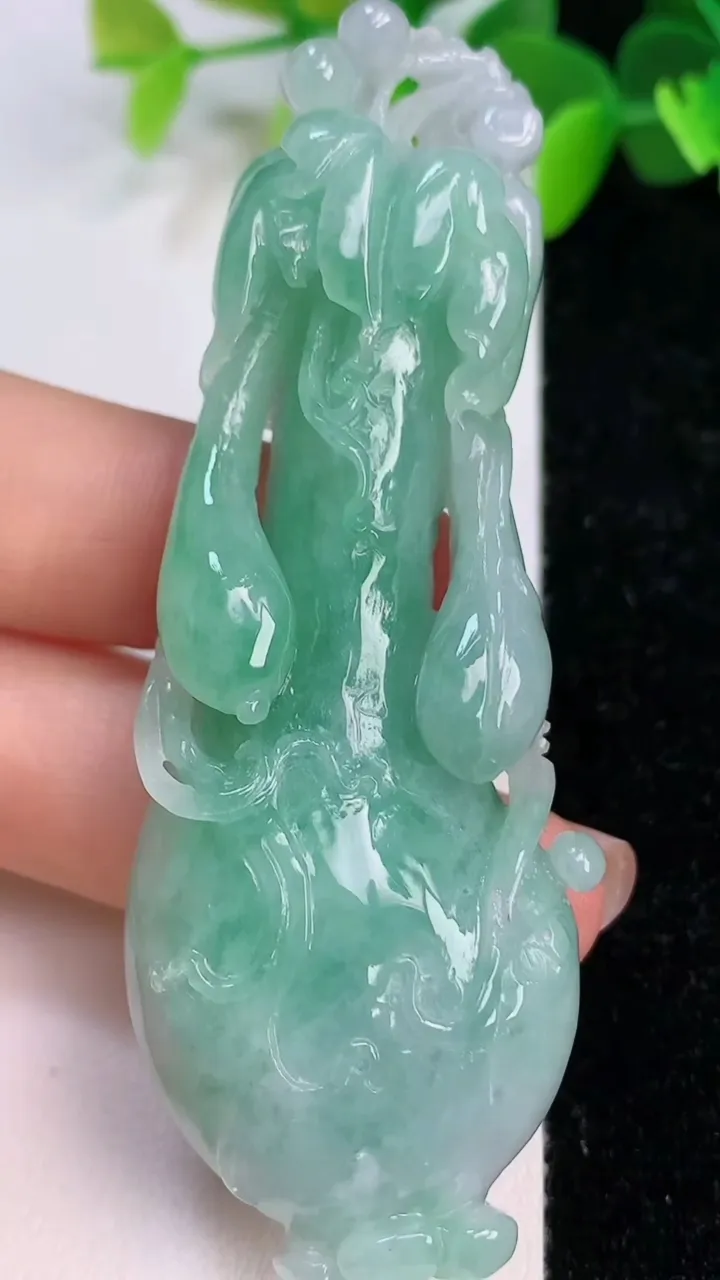 天然A货翡翠花瓶吊坠，尺寸77-27-12，重量:40.77g
7月12日