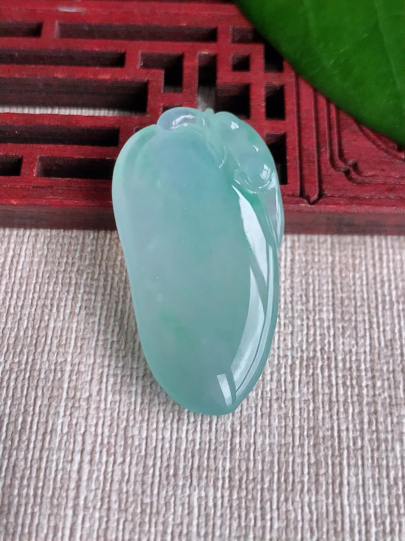 天然A货翡翠飘绿福瓜吊坠尺寸35.5×19.4×6m量8.57g 0711