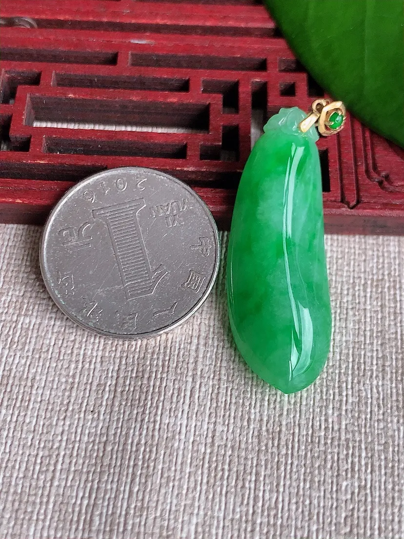 天然A货翡翠18K金扣头飘绿福瓜吊坠尺寸38×14×9.4m量8.85g 0711