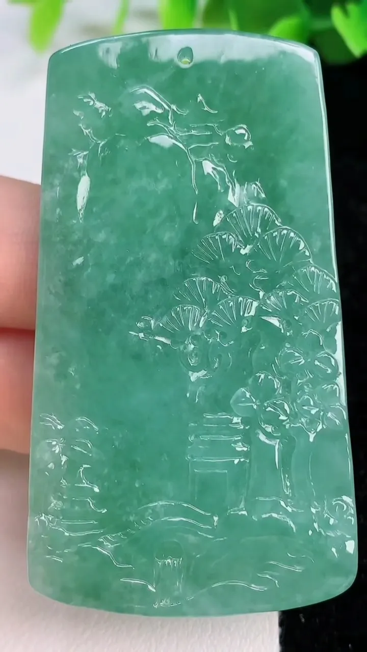 天然A货翡翠山水牌吊坠，尺寸59-33-8.4，重量:40.50g
7月12日