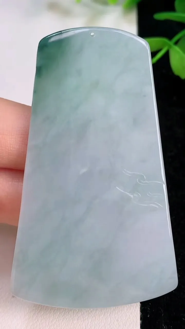 天然A货翡翠飘花祥龙观音菩萨吊坠尺寸66-39.4-5.4，重量:31.27g
7月12日