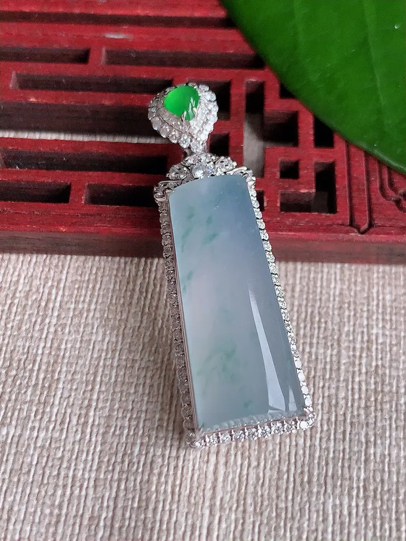 天然A货翡翠18K金伴飘花无事牌吊坠尺寸42.5×14×8.8裸石26.6×10.8m量6.29g 0710