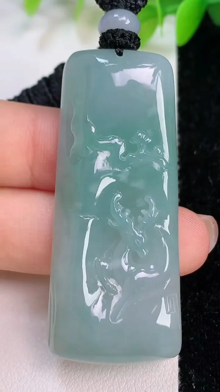 天然A货翡翠梅花鹿吊坠，尺寸53.2-22.8-7.2，重量:26.90g
7月12日