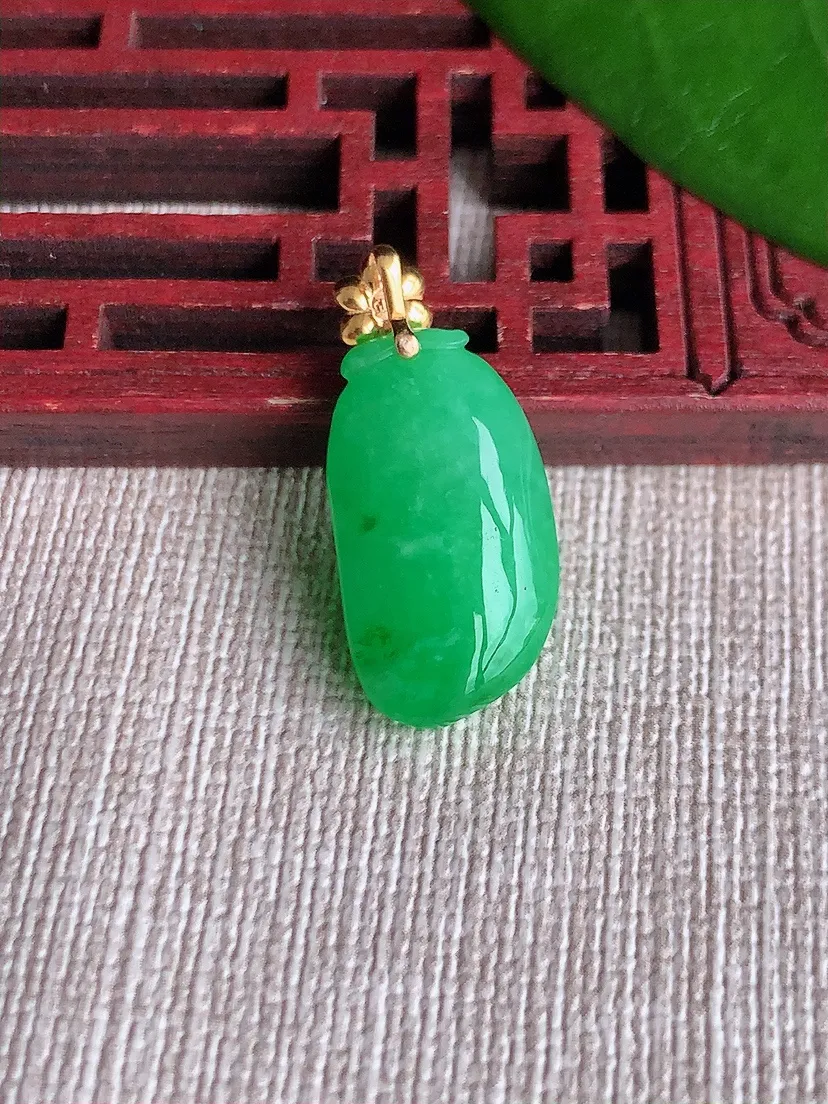 天然A货翡翠18K金扣头满绿福瓜吊坠尺寸25×20.3×11.5×7.4m量3.20g 0711