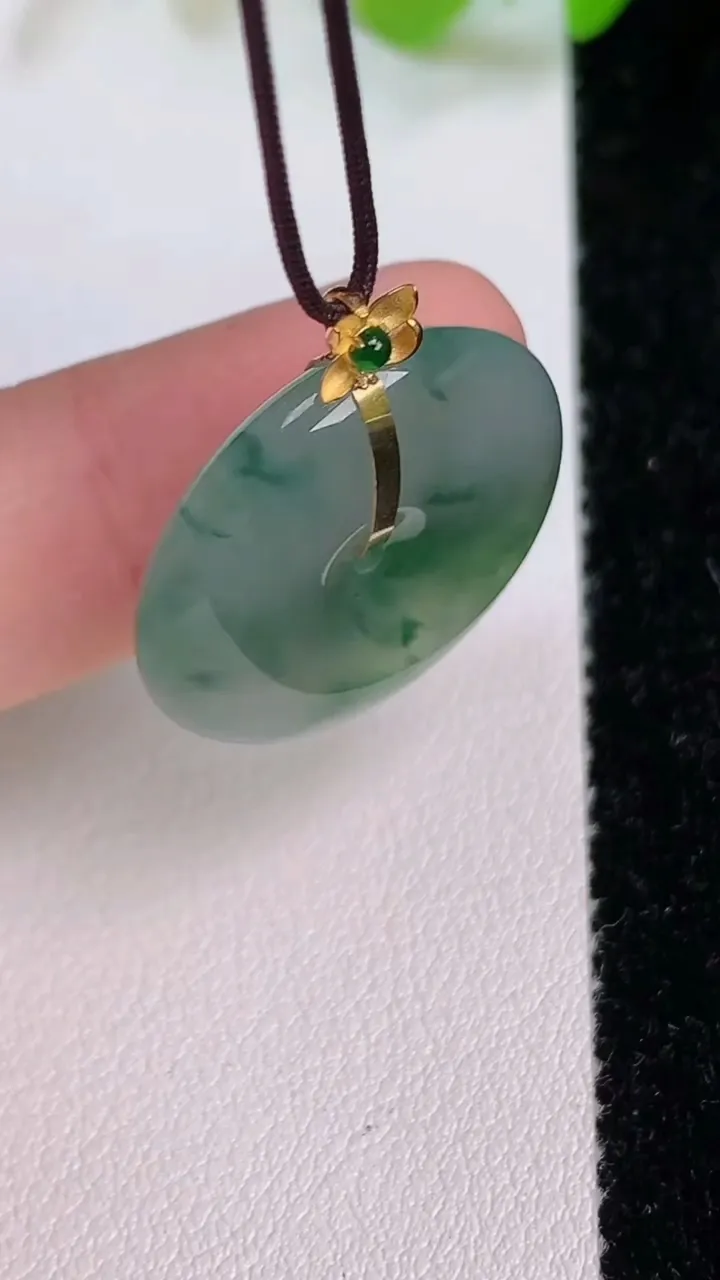 天然A货翡翠平安扣吊坠，尺寸22-5，重量:5.47g
7月12日