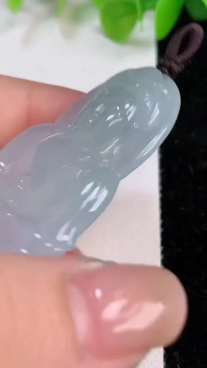 天然A货翡翠冰种观音菩萨吊坠，尺寸55-35.2-5.6，重量:19.80g
7月12日