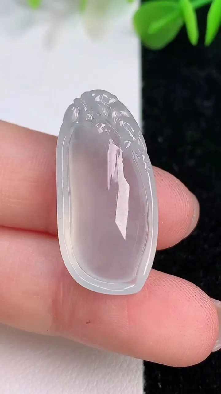 天然A货翡翠冰种福瓜吊坠，尺寸29.5-14.3-7.7，重量:5.50g
7月12日