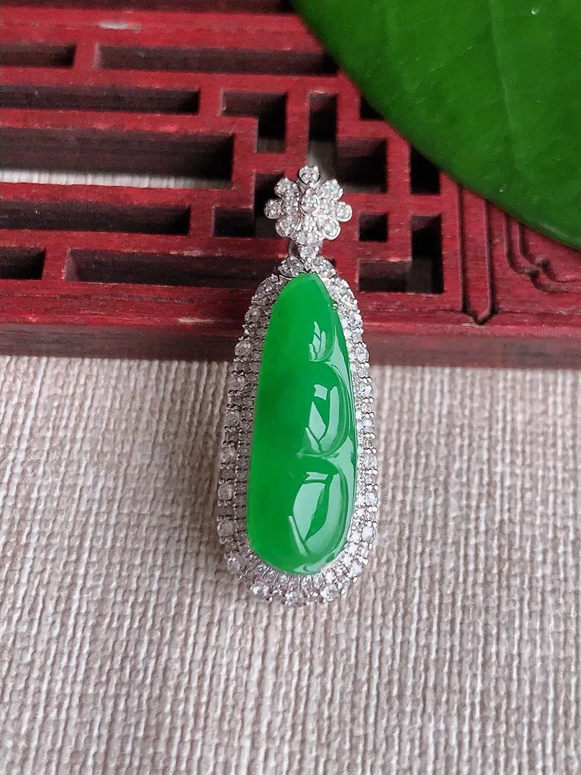 天然A货翡翠18K金伴阳绿四季豆福豆平安豆吊坠尺寸32.8×11.5×10.2裸石21.5×7m量4