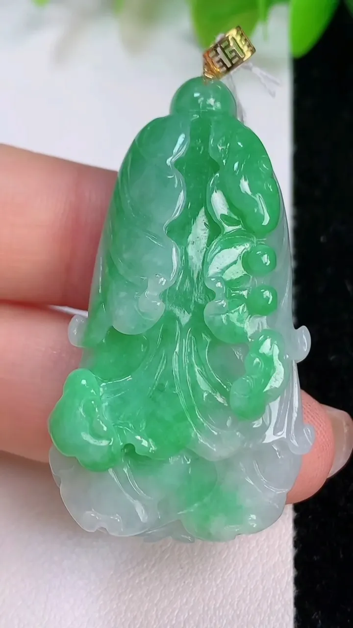 天然A货翡翠白菜吊坠，尺寸47-25.7-10.6，重量:20.00g
7月12日