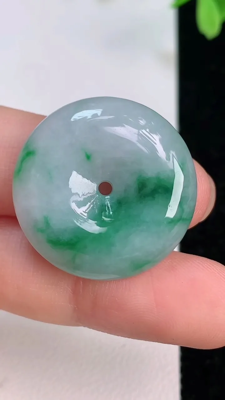 天然A货翡翠平安扣吊坠，尺寸25.6-5.2，重量:8.39g
7月12日