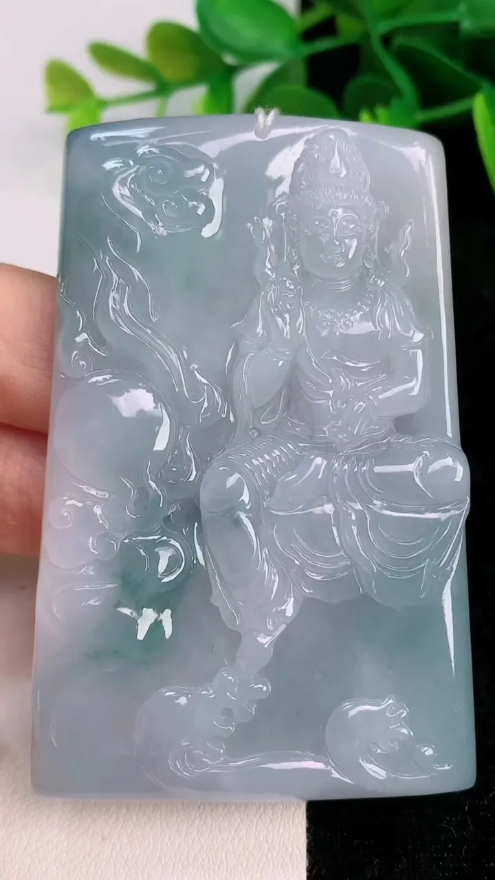 天然A货翡翠飘花观音菩萨吊坠，尺寸70.2-45.5-5.8，重量:46.10g
7月12日