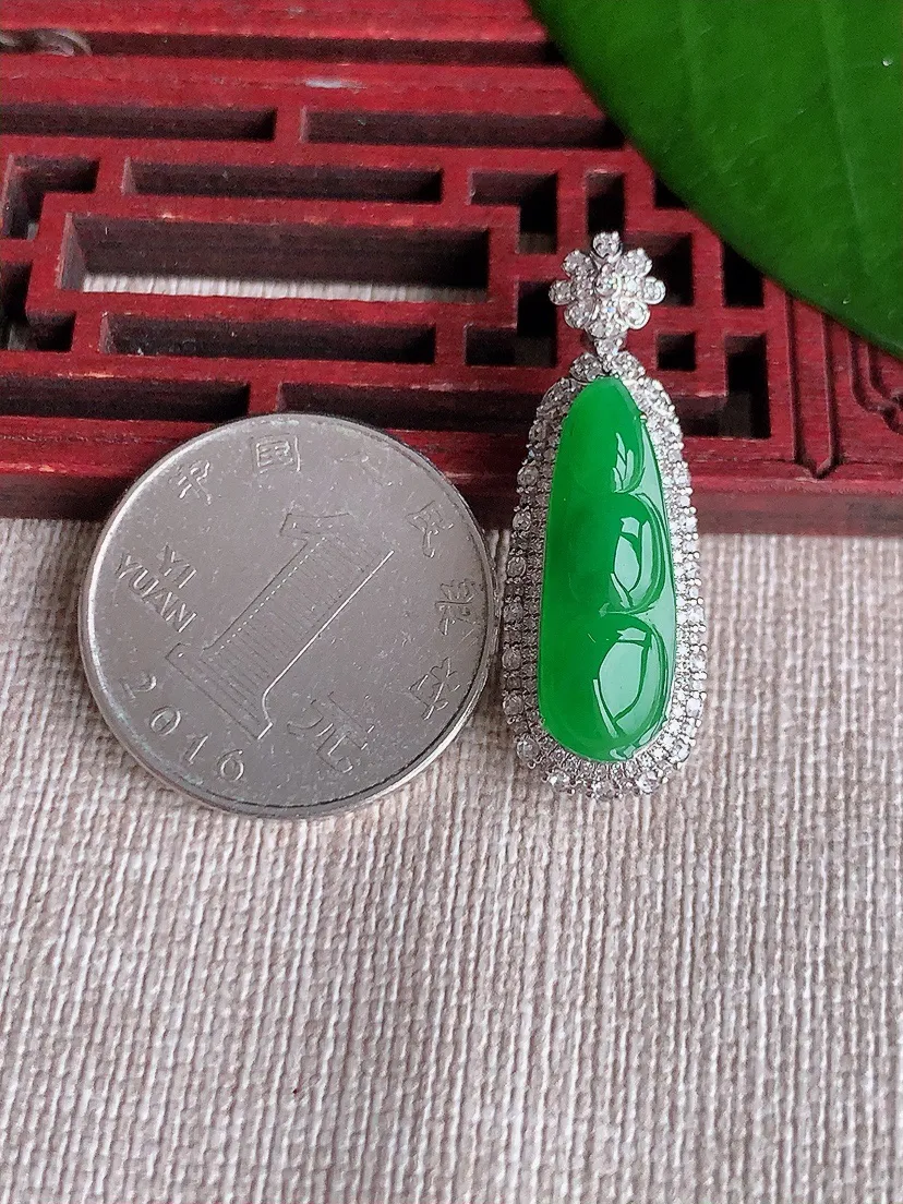 天然A货翡翠18K金伴阳绿四季豆福豆平安豆吊坠尺寸32.8×11.5×10.2裸石21.5×7m量4.30g 0710