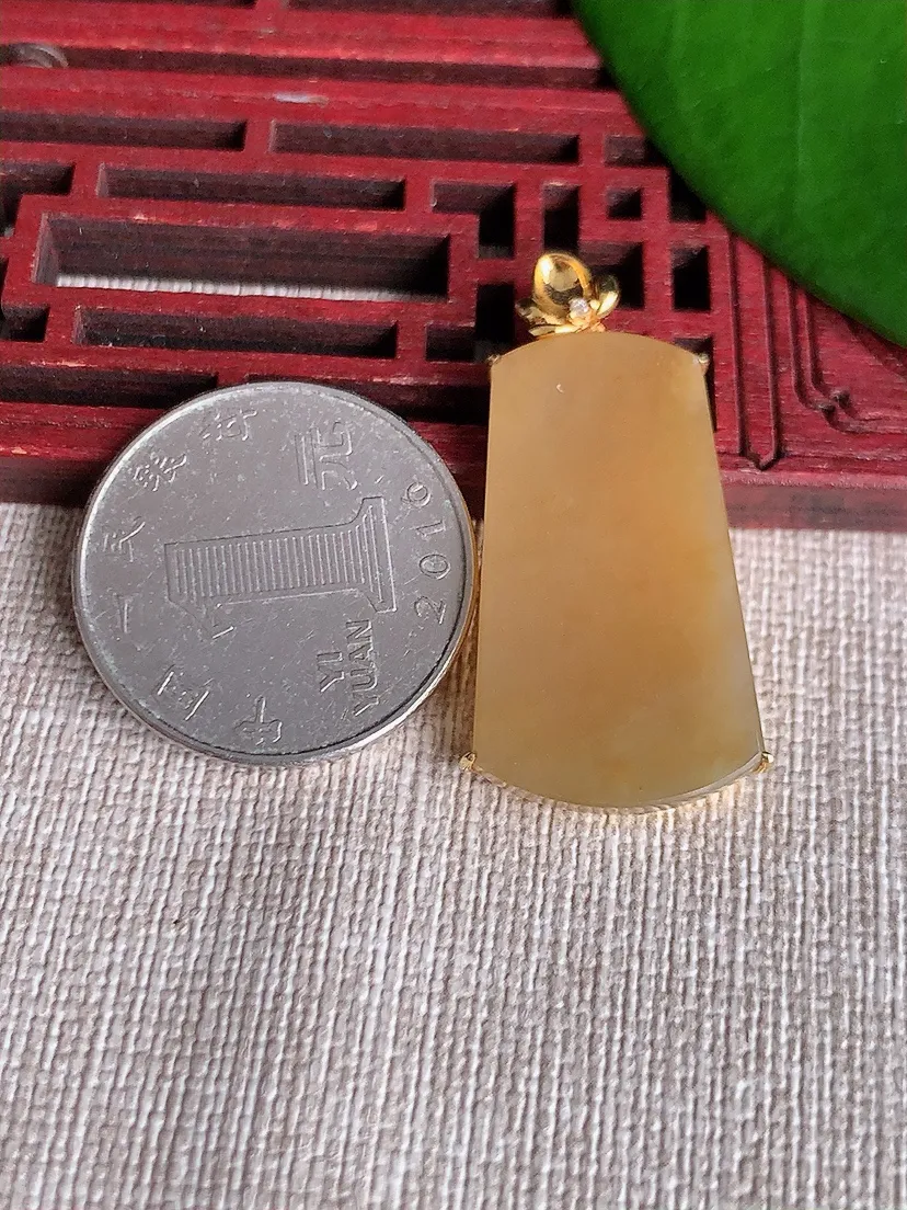 天然A货翡翠18K黄翡无事牌吊坠尺寸37×30.4×16.7×4m量5.70g 0711