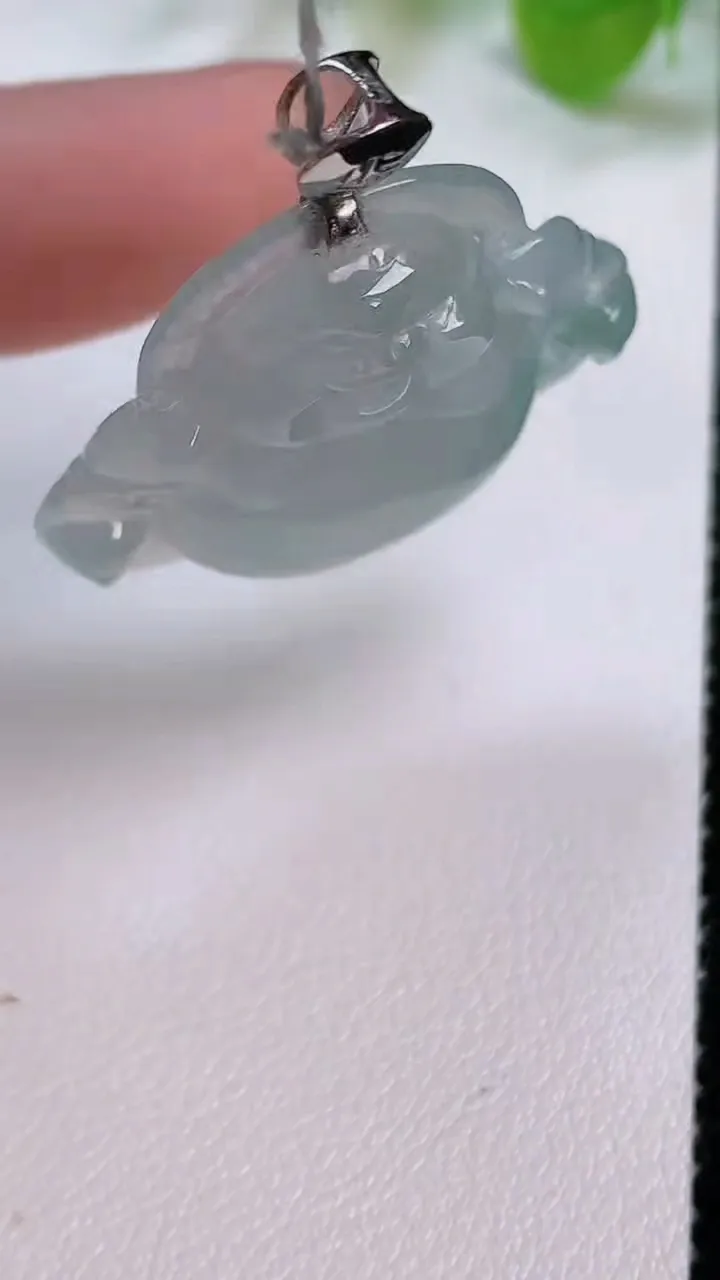 天然A货翡翠种飘花佛公吊坠，尺寸26.3-30.9-6，重量:6.80g
7月12日