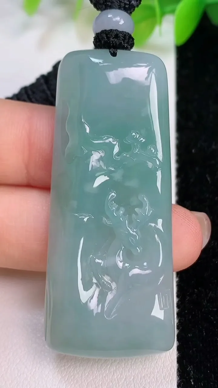天然A货翡翠梅花鹿吊坠，尺寸53.2-22.8-7.2，重量:26.90g
7月12日