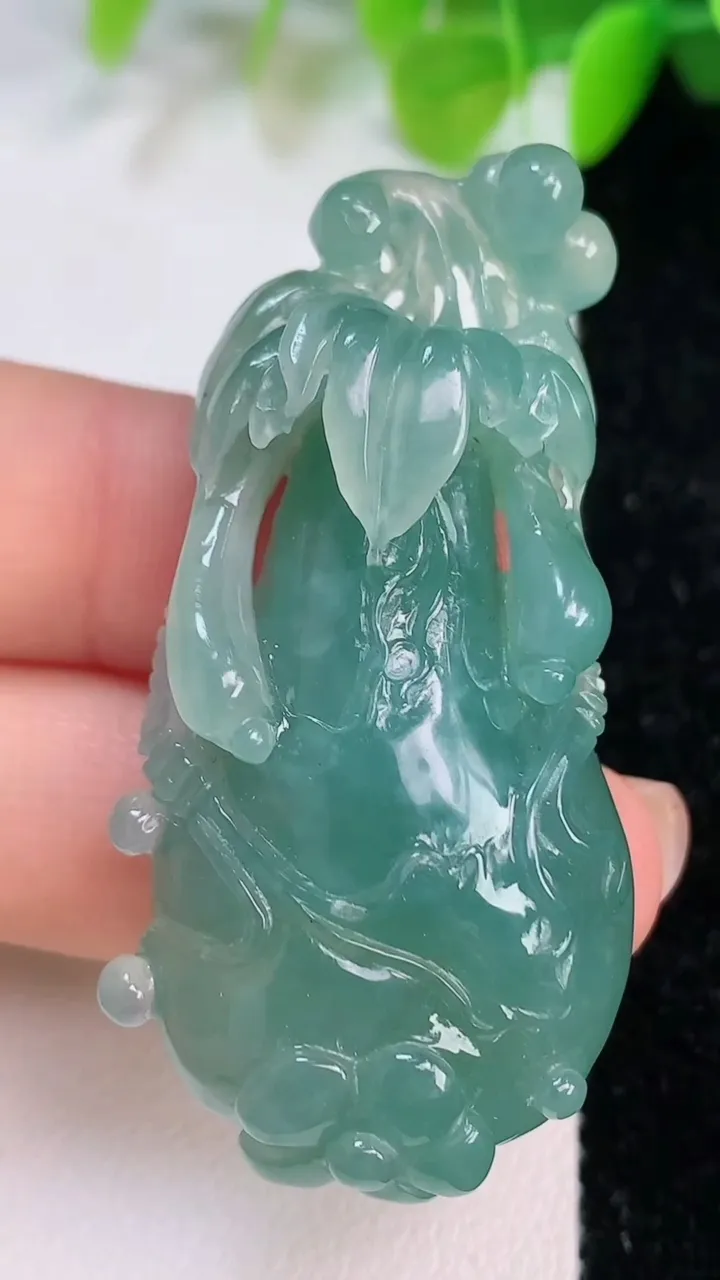 天然A货翡翠福瓜吊坠，尺寸49.2-23.7-11.8，重量:24.03g
7月12日