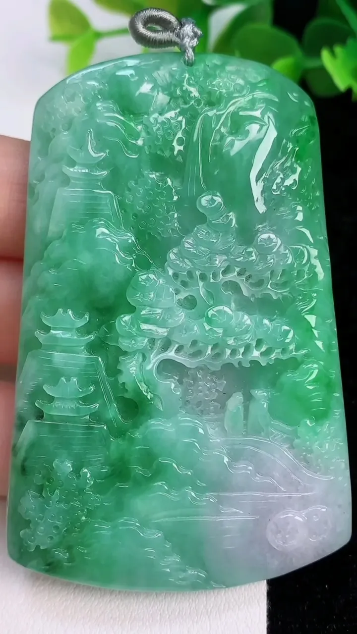 天然A货翡翠山水牌吊坠，尺寸69.5-45-7，重量:52.39g
7月12日