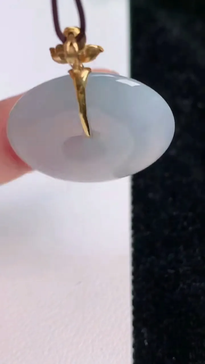 天然A货翡翠种平安扣吊坠，尺寸25.4-4.6，重量:6.60g
7月12日
