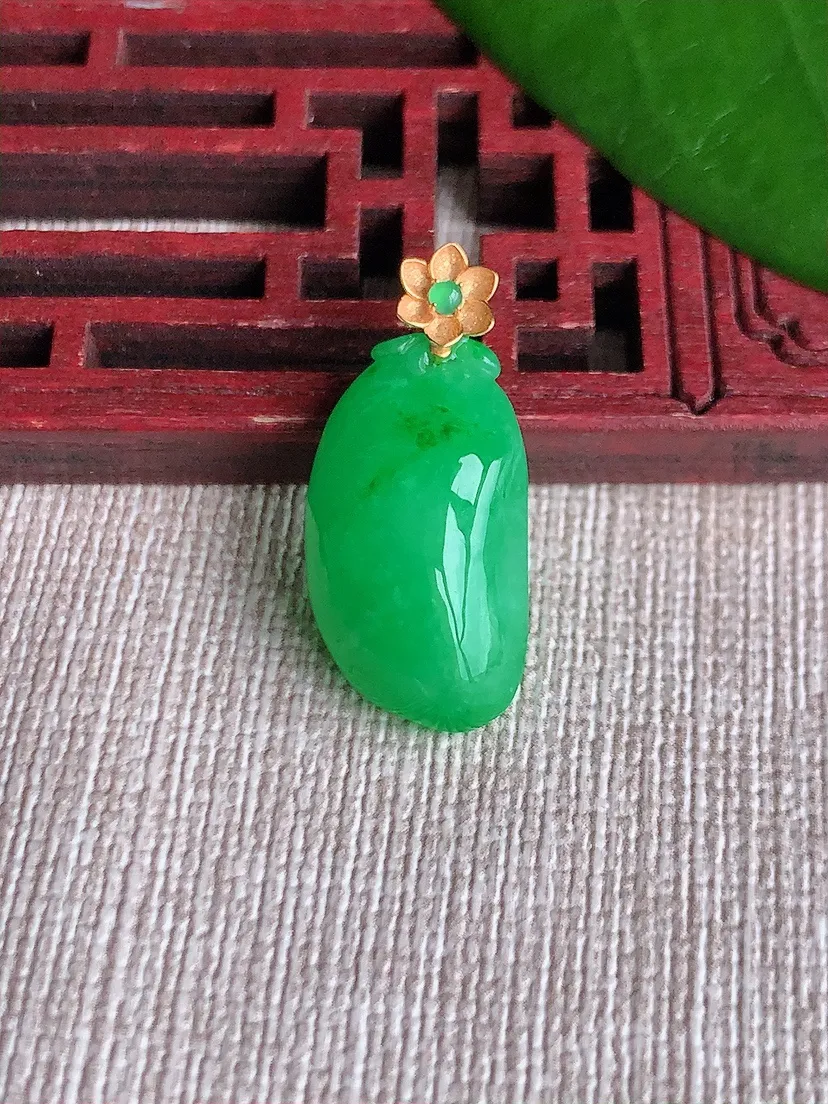 天然A货翡翠18K金扣头满绿福瓜吊坠尺寸25×20.3×11.5×7.4m量3.20g 0711