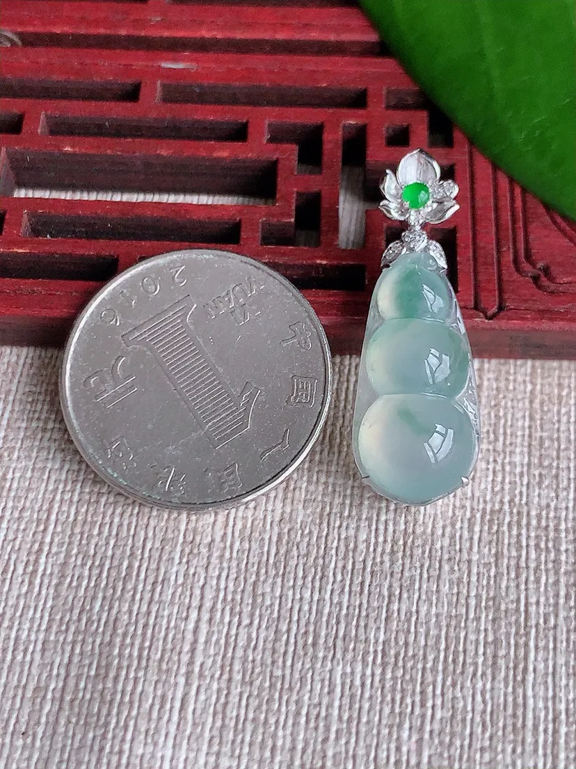天然A货翡翠18K金伴飘花四季豆福豆平安豆吊坠尺寸32.2×22.5×11×7.7m量3.35g 0711