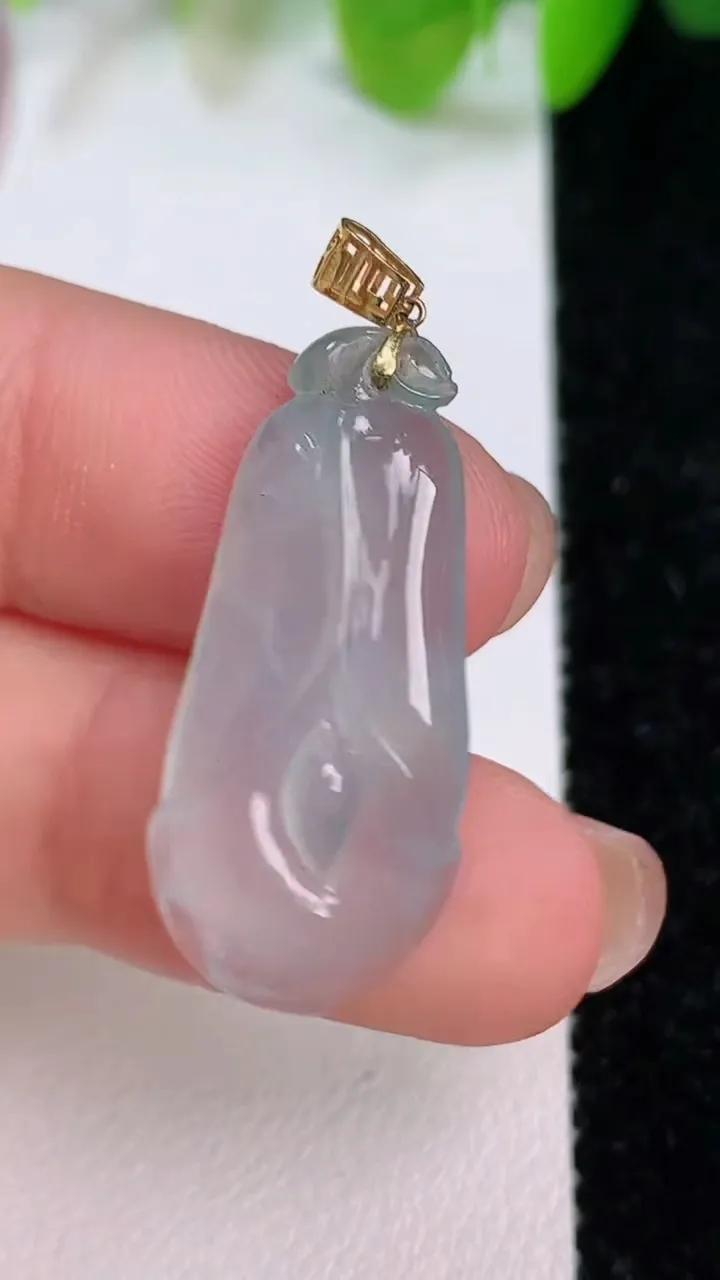 天然A货翡翠玉兰花吊坠，尺寸28.2-12.6-3.5，重量:3.40g
7月12日