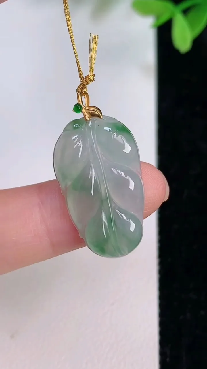 天然A货翡翠金枝玉叶 叶子吊坠，尺寸23.3-13.6-3.8，重量:2.44g
7月12日