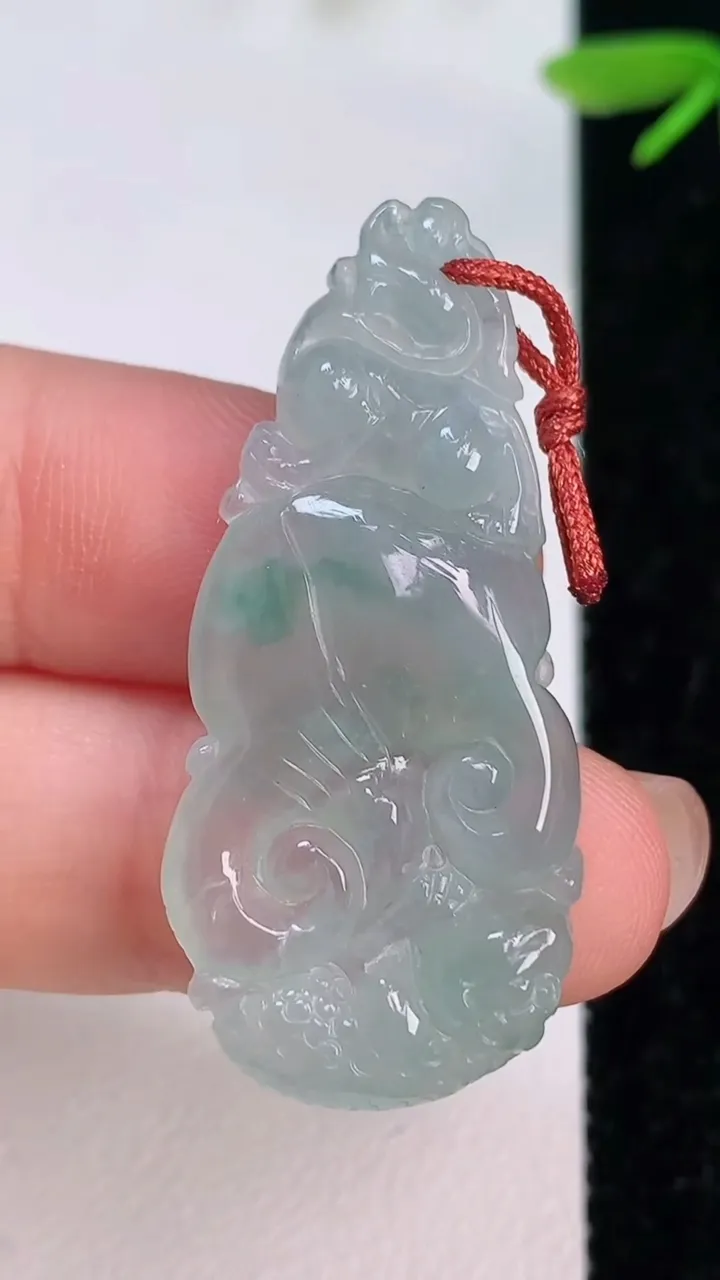 天然A货翡翠冰种飘花今非昔比 蜥蜴吊坠，尺寸40-18.2-4.2，重量:5.80g
7月12日