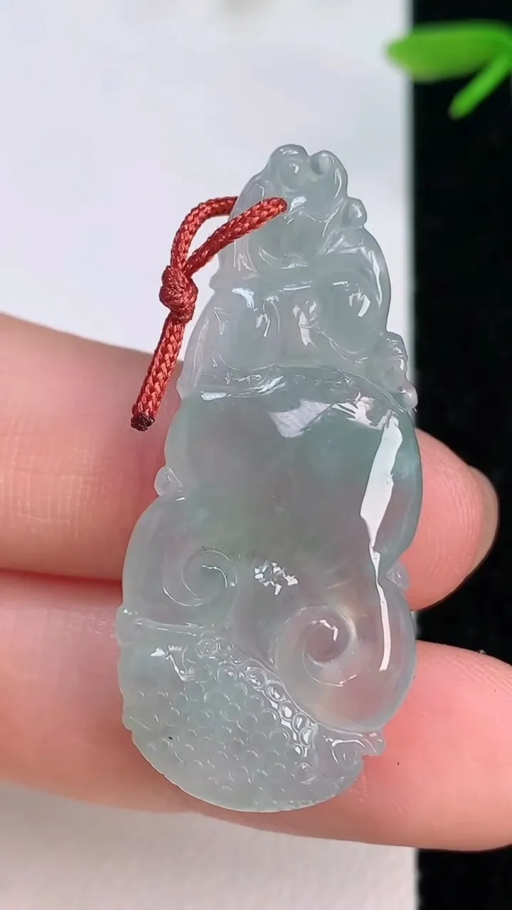 天然A货翡翠冰种飘花今非昔比 蜥蜴吊坠，尺寸40-18.2-4.2，重量:5.80g
7月12日