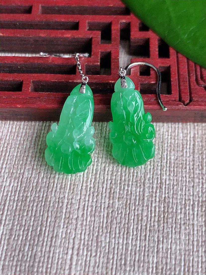 天然A货翡翠18K金镶嵌飘绿白菜耳坠 尺寸19×10×4.8mm 重量2.94g 0711