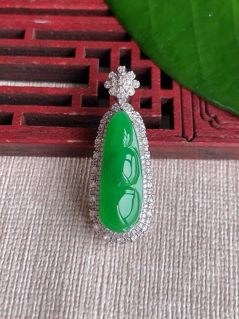 天然A货翡翠18K金伴阳绿四季豆福豆平安豆吊坠尺寸32.8×11.5×10.2裸石21.5×7m量4.30g 0710