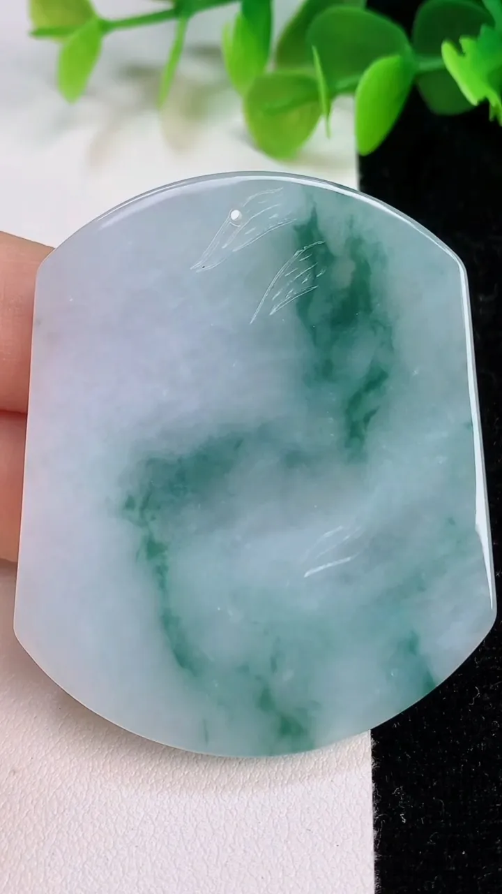 天然A货翡翠飘花生肖虎吊坠，尺寸52.4-43.8-6，重量:31.08g
7月12日