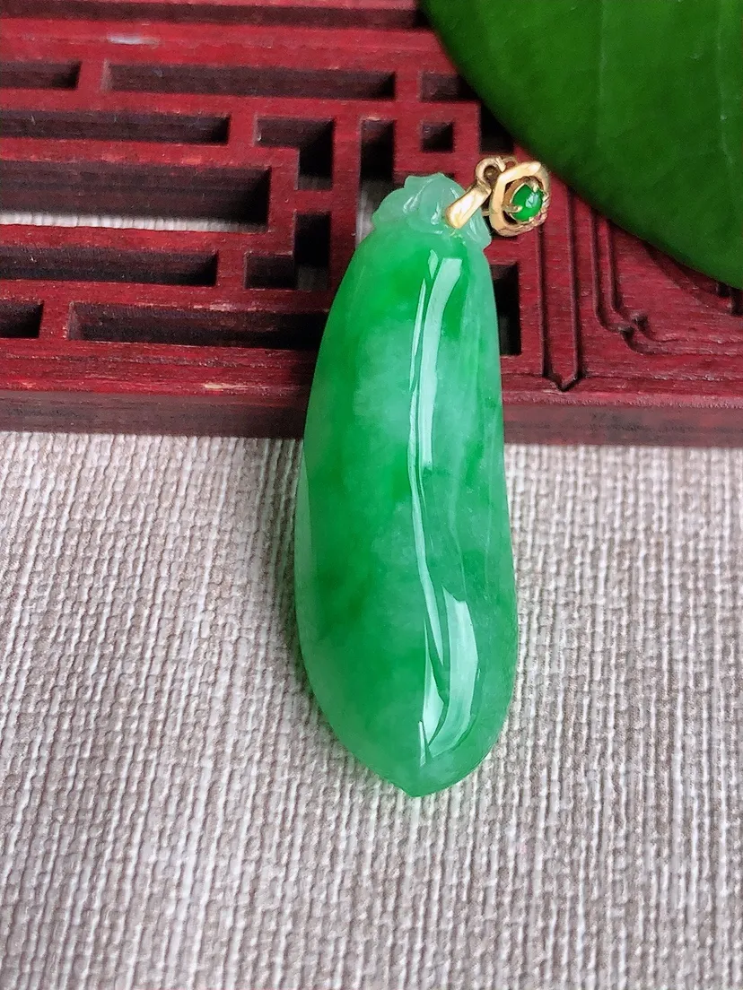 天然A货翡翠18K金扣头飘绿福瓜吊坠尺寸38×14×9.4m量8.85g 0711