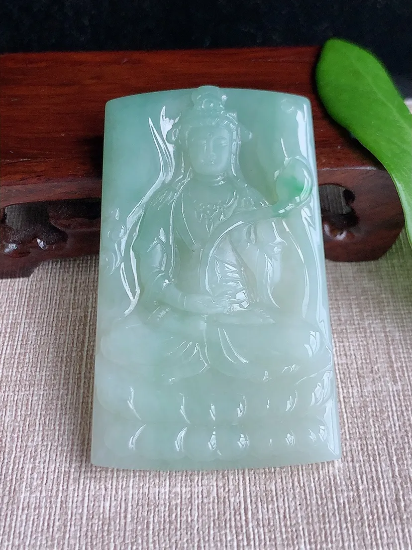 天然A货翡翠冰润飘绿大势至菩萨吊坠尺寸65.5×40×5.3m量37.54g 0711