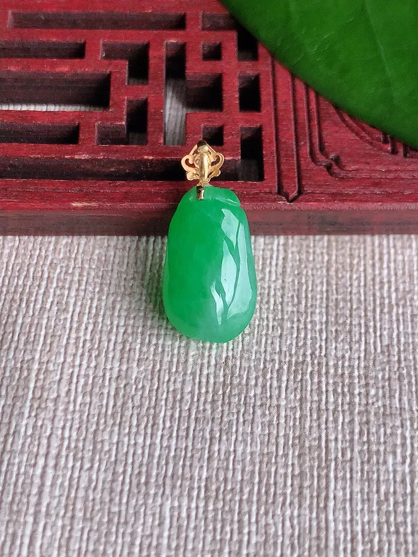 天然A货翡翠18K金扣头飘绿福瓜吊坠 尺寸21.3×16.6×10×6.4m量2.12g 0711