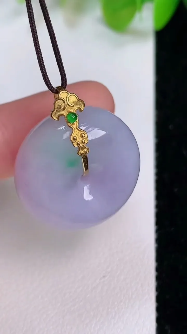 天然A货翡翠18k金春带彩紫罗兰平安扣吊坠，尺寸23-11，重量:13.08g
7月12日