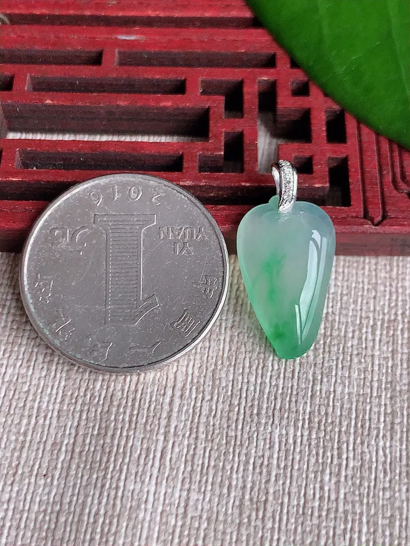 天然A货翡翠18K飘绿福瓜吊坠尺寸23.8×19.9×11.6×3.7m量2.00g 0711