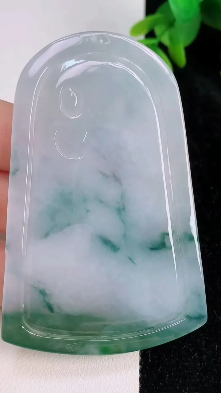 天然A货翡翠飘花山水观音菩萨吊坠，尺寸73.5-48-5.6，重:38.84g
7月13日