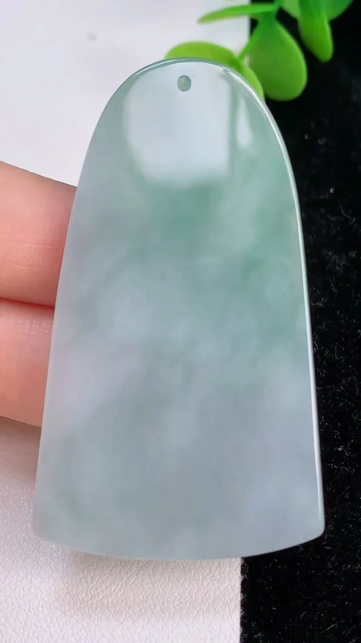 天然A货翡翠不动明王吊坠，尺寸59-33.7-2，重量:21.00g
7月13日