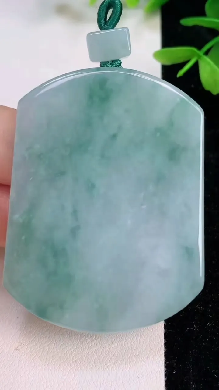 天然A货翡翠飘花无事牌吊坠，尺寸52.3-41.2-5.6，重量:35.52g
7月13日