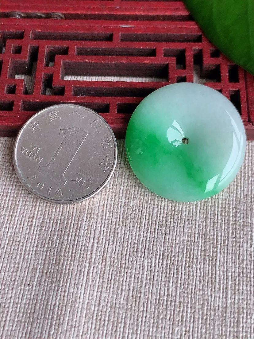 天然A货翡翠飘绿平安扣吊坠尺寸28×5m量9.40g 0712
