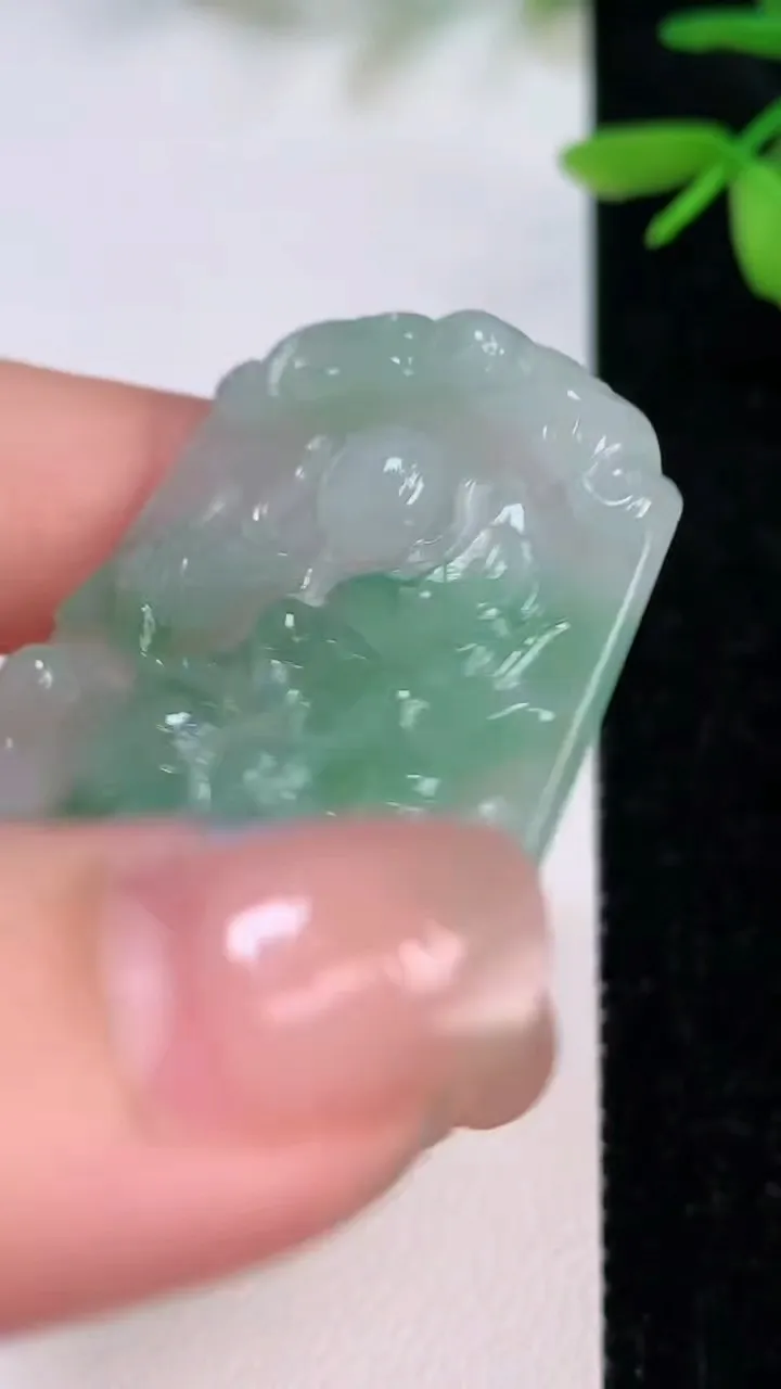 天然A货翡翠麒麟吊坠，尺寸58.3-34-5.5，重量:15.58g
7月13日